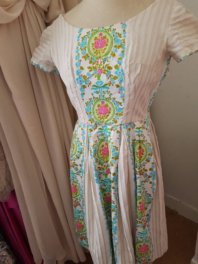 Hübsche Vintage Frühen 60Er Jahre Baumwolle Floral Print Sonnenkleid S Hübsche Vintage Frühen 60Er Jahre Baumwolle Floral Print Sonnenkleid S von ParadeVintage