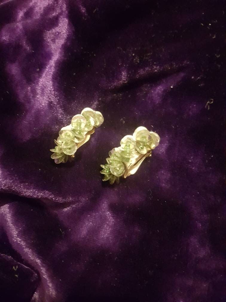Vintage 1950 60Er Jahre Grün Pailletten Goldton Clip Auf Ohrringe Vintage 1950 60Er Jahre Grün Pailletten Goldton Clip Auf Ohrringe von ParadeVintage