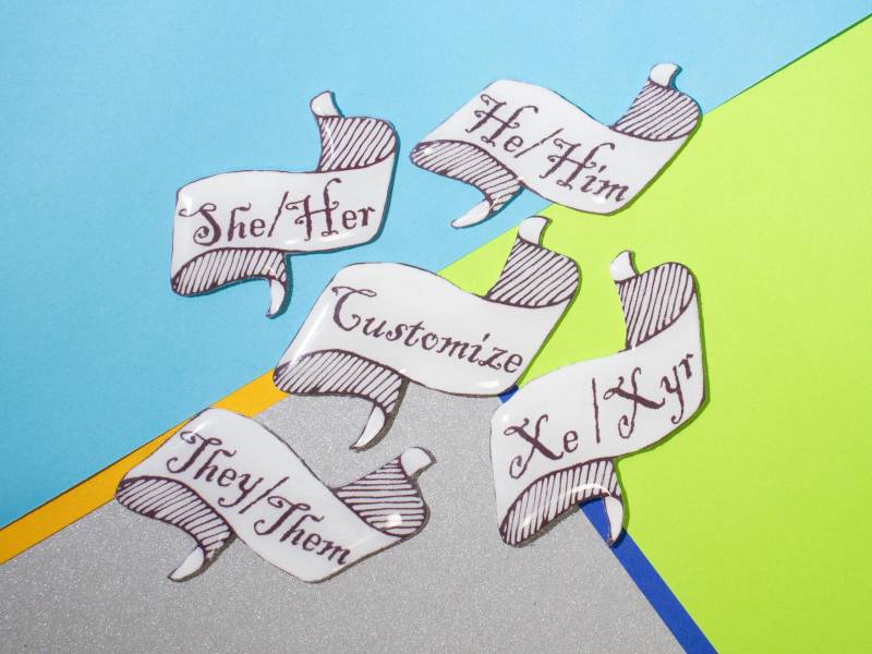 Personalisierter Banner Pronomen Pin - Lgbtq+ Pride, Transgender, Nonbinary, Handgemachtes Benutzerdefiniertes Abzeichen von ParadigmPins