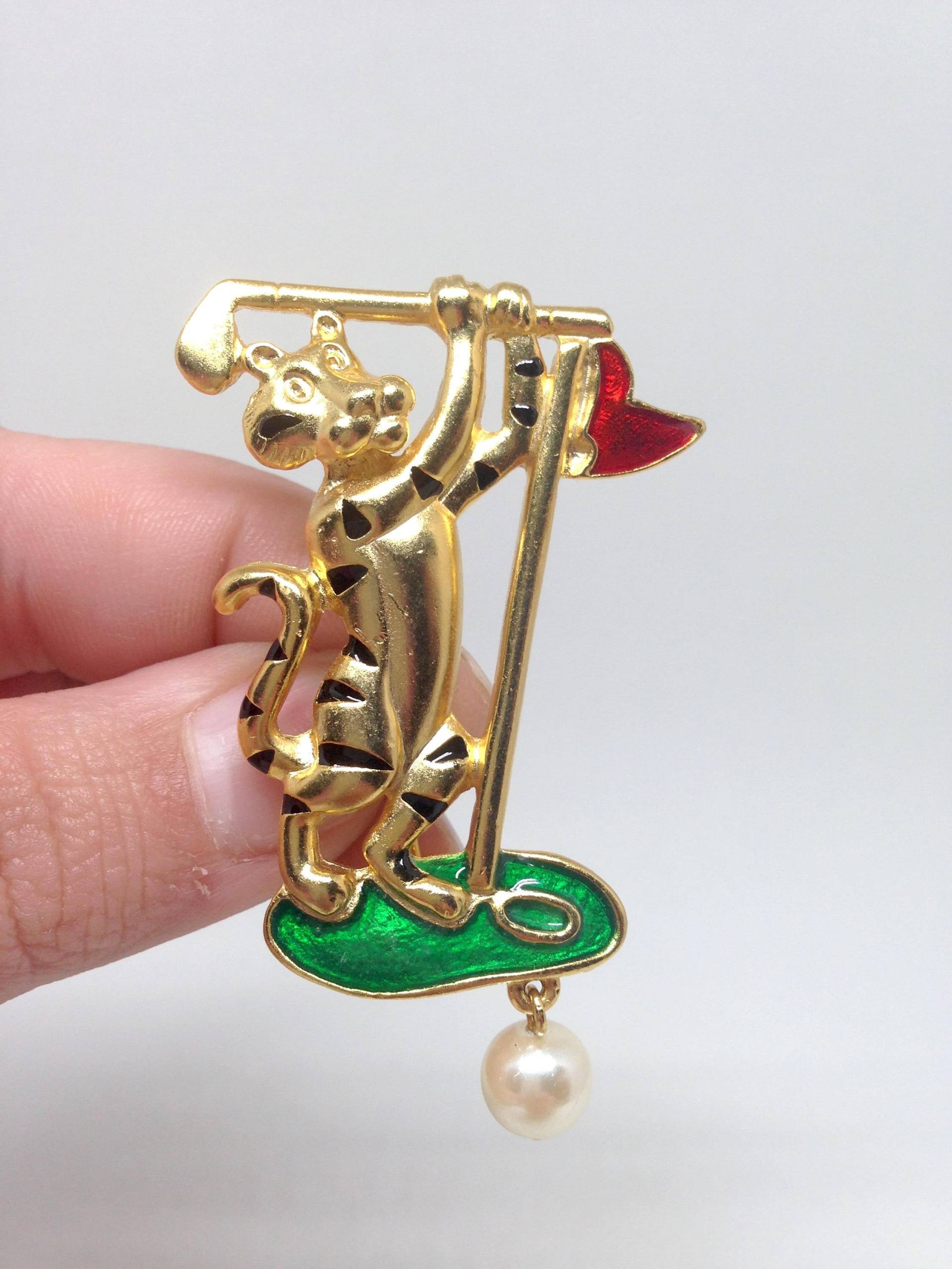 Hübsche Dancraft Tiger Playing Golf Faux Pearl Ball Gold Tone Vintage Estate Brosche von ParadiseVintageJewel