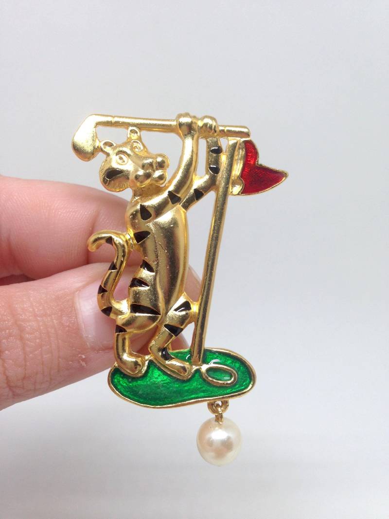 Hübsche Dancraft Tiger Playing Golf Faux Pearl Ball Gold Tone Vintage Estate Brosche von ParadiseVintageJewel