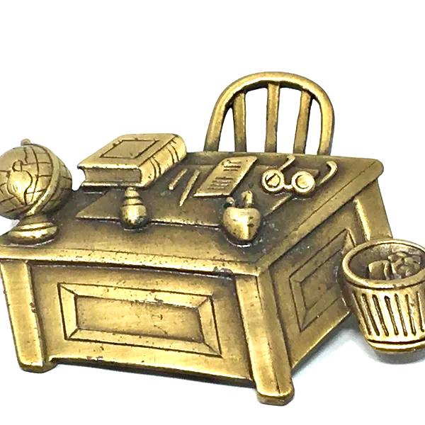 Vintage Jj Signierte 60Er Jahre Lehrer Schreibtisch Apple Designer Runway Brosche von ParadiseVintageJewel