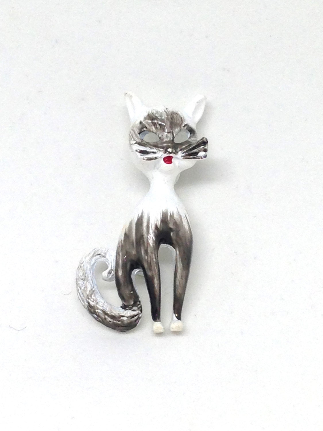 Vintage Brosche Schwarz Weiß Grau Emaille Katze von ParadiseVintageJewel