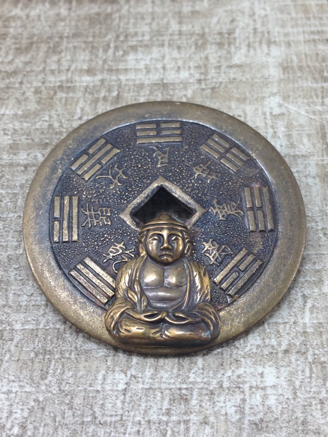 Vintage Nachlass Messing Ton Buddha Münze Brosche Oder Schal Kleid Clip von ParadiseVintageJewel