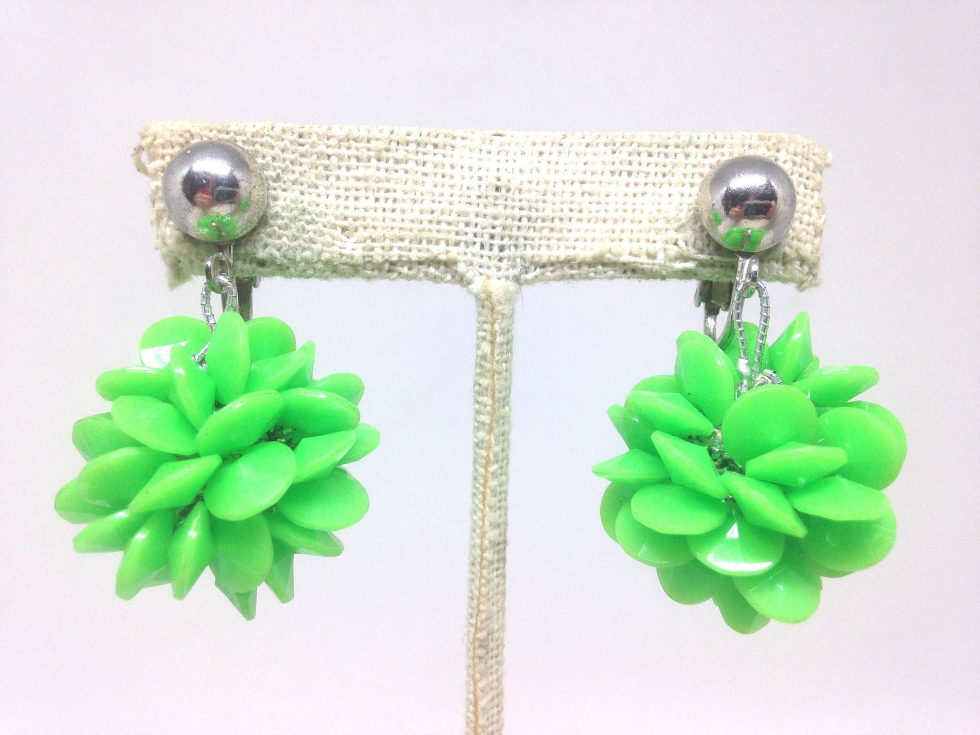 Vintage Ohrclips Ohrringe 60Er Jahre Lindgrüne Perle Mit Blumen von ParadiseVintageJewel
