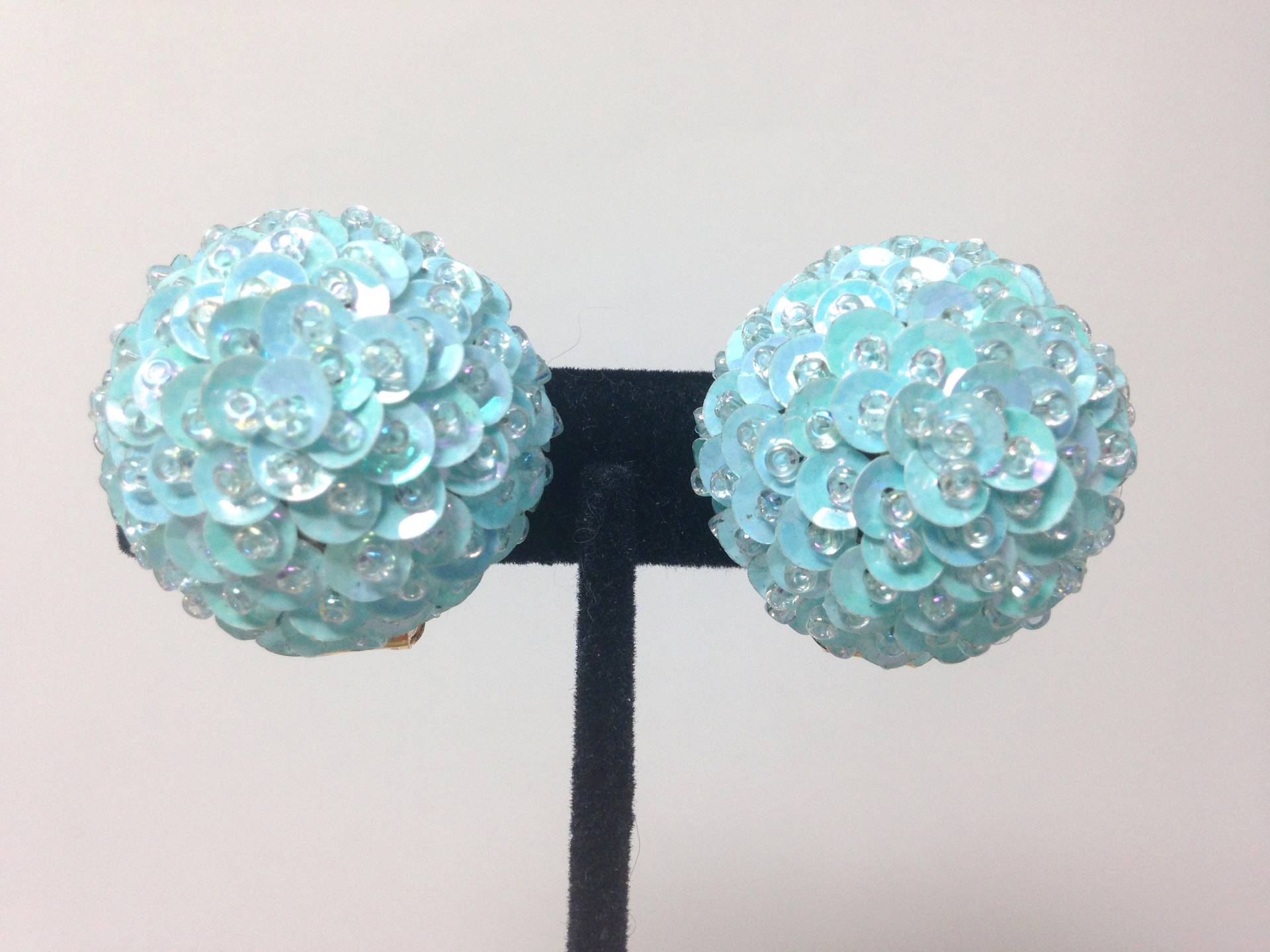 Vintage Zustand Blaue Pailletten Blume Wunderschöne Ohrclips von ParadiseVintageJewel