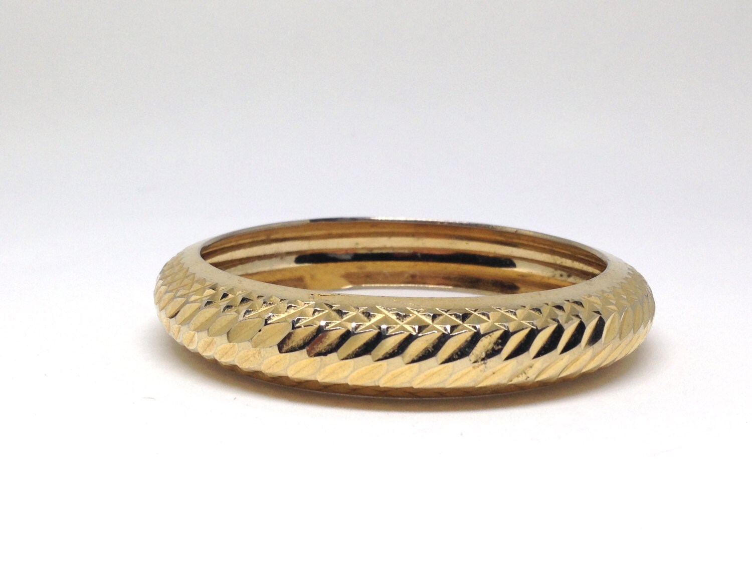 Vintage Zustand Charmante Textur Entworfen Gold Ton Armband von ParadiseVintageJewel