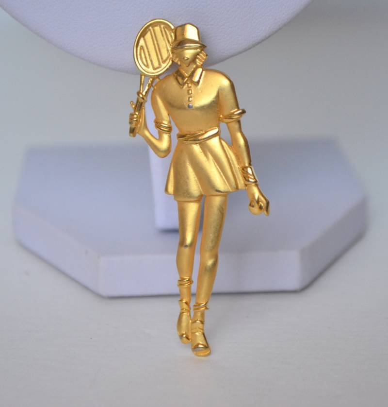 Vergoldeter Designer Signierte Jj Tennisspielerin Mit Rocket Pin Brosche von ParadiseVtgJewelry