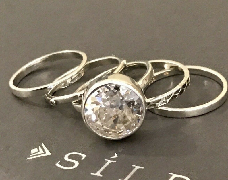 Silpada 925 Sterling Silber Fünf Zirkonia Stapelbare Ringe Set Größe 7 Silpada 925 Sterling Silber Fünf Zirkonia Stapelbare Ringe Set Größe 7 von ParagonSilverCo