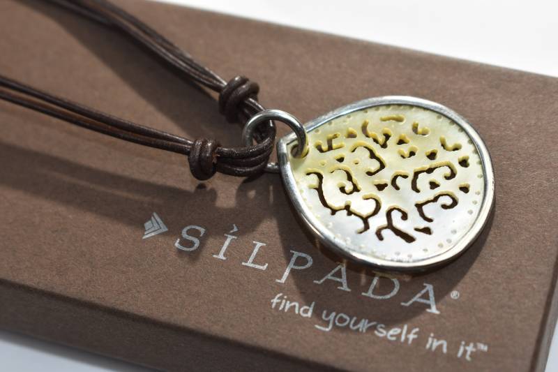 Silpada Ruhestand Sterling Silber Geschnitzt Elip Shell Anhänger Auf Leder Doppel Strang Halskette Silpada Ruhestand Sterling Silber Geschnitzt Elip Shell Anhänger Auf Leder Doppel Strang Halskette von ParagonSilverCo