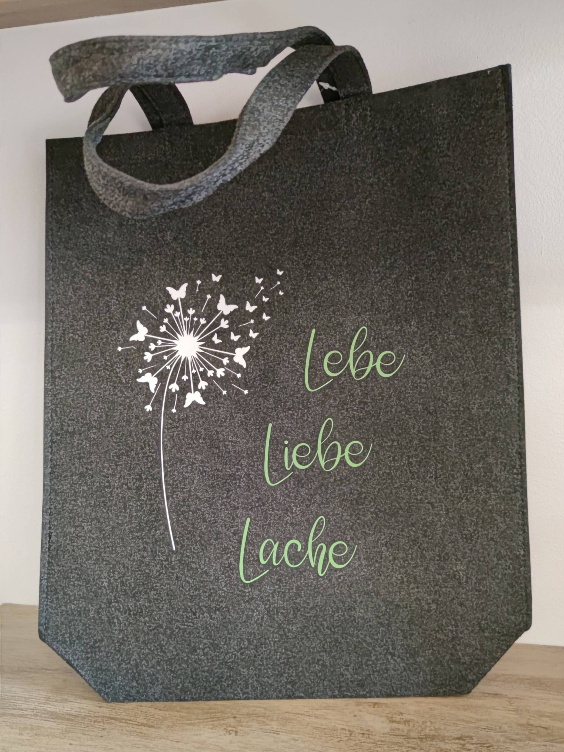 Große Filztasche Anthrazit, Lebe Liebe Lache, Weisheit Des Lebens Große Filztasche Anthrazit, Lebe Liebe Lache, Weisheit Des Lebens von ParamigoAccessoires