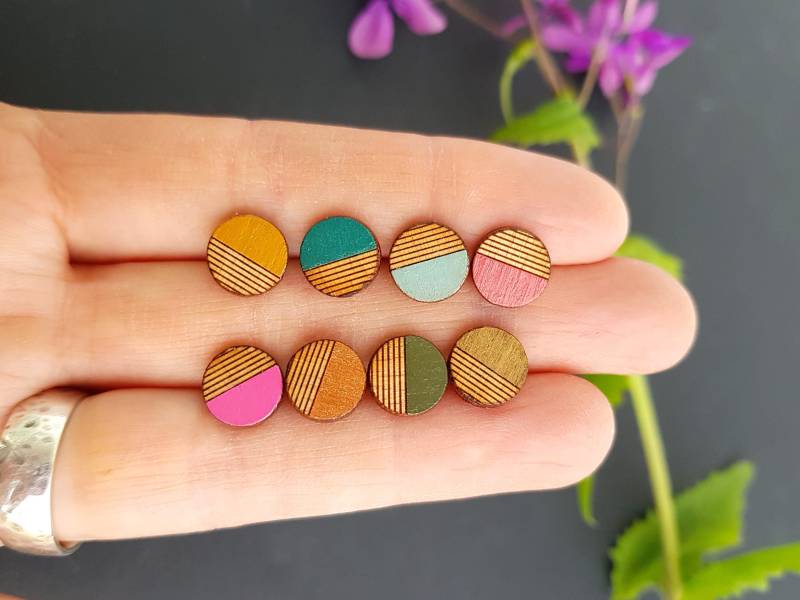 Runde Hölzerne Alltagsohrstecker Mit Streifen von Pararok