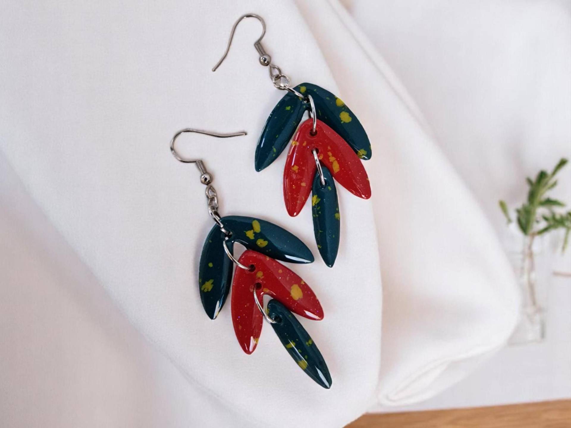 Handgemachte Blatt Ohrringe Aus Polymer Clay Grün & Rot Boho Schmuck von PariHaus