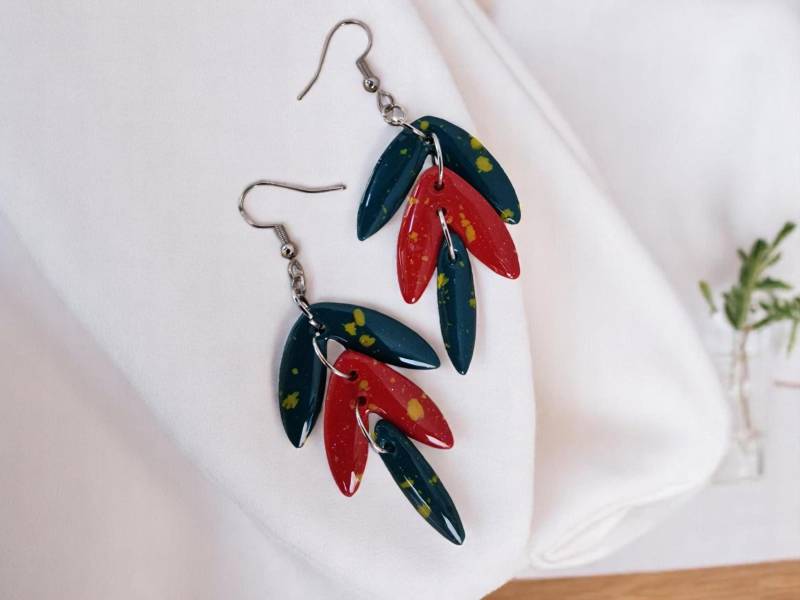 Handgemachte Blatt Ohrringe Aus Polymer Clay Grün & Rot Boho Schmuck Handgemachte Blatt Ohrringe Aus Polymer Clay Grün & Rot Boho Schmuck von PariHaus