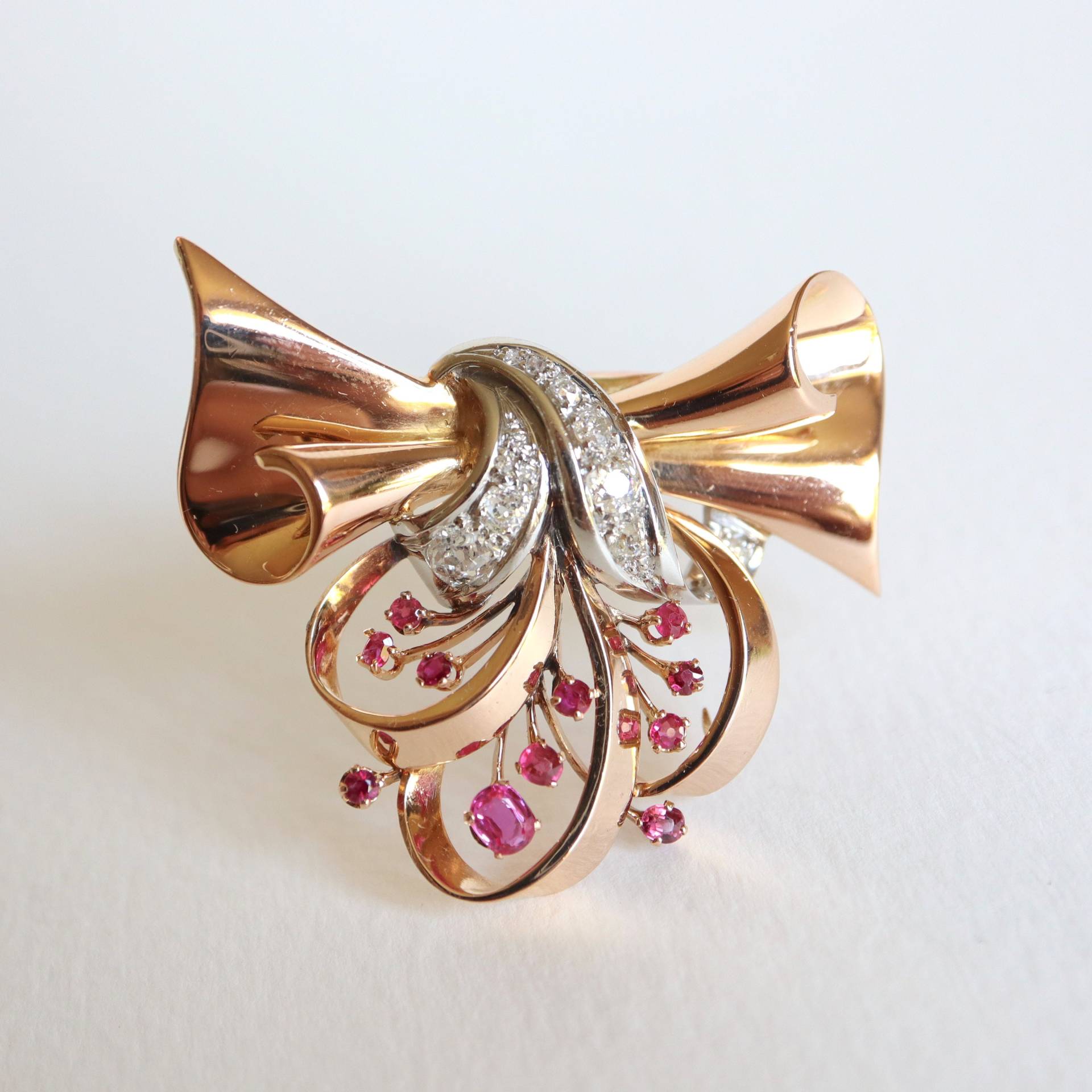 1940Er 18 Karat Gelbgold Und Platin, Diamanten Rubine Noeud-Brosche von ParisPreciousJewels