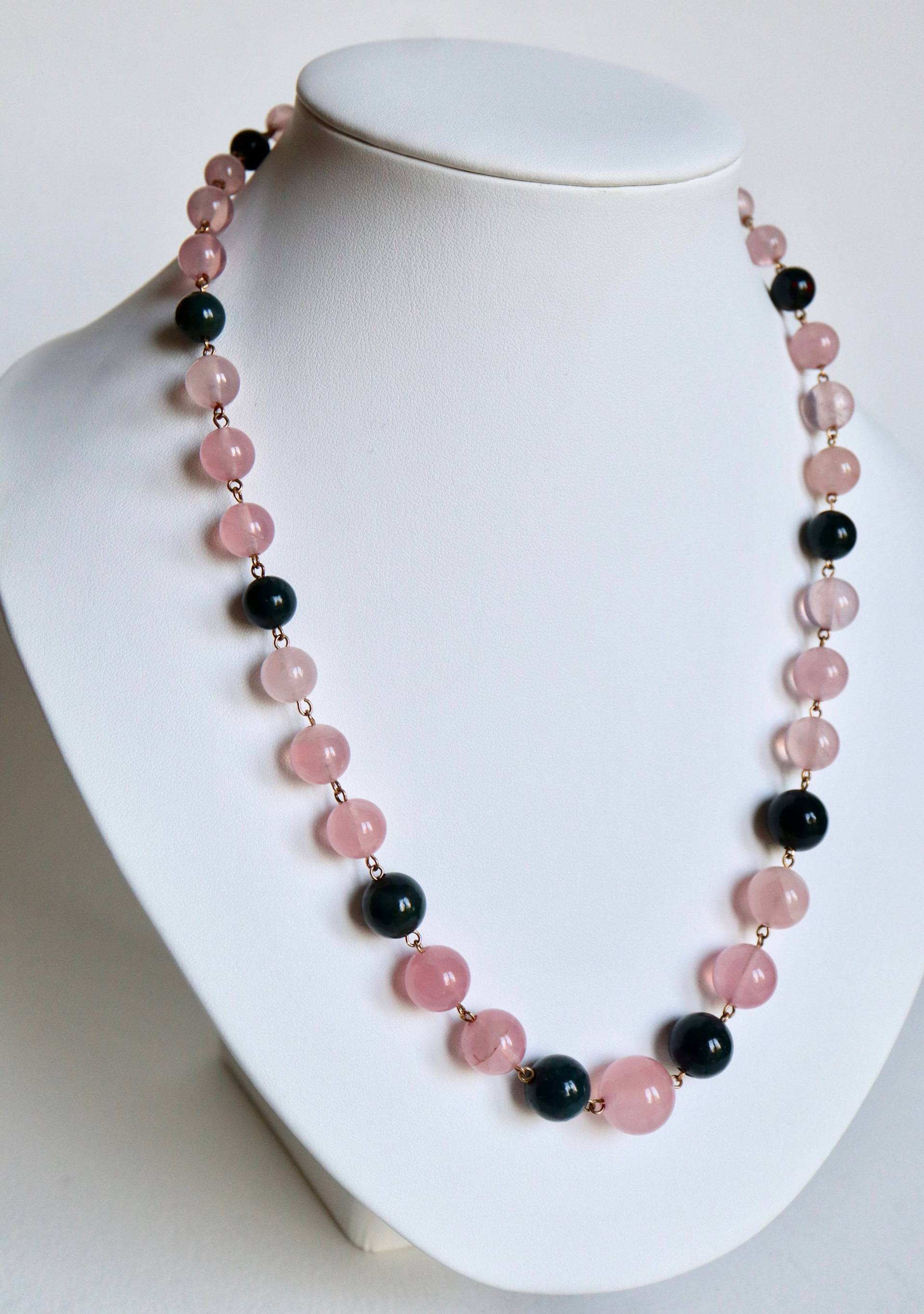 Dunkelgrüne Halskette Aus Heliotrop - Und Rosenquarzperlen in 18 Karat Gold, Circa 1970 von ParisPreciousJewels
