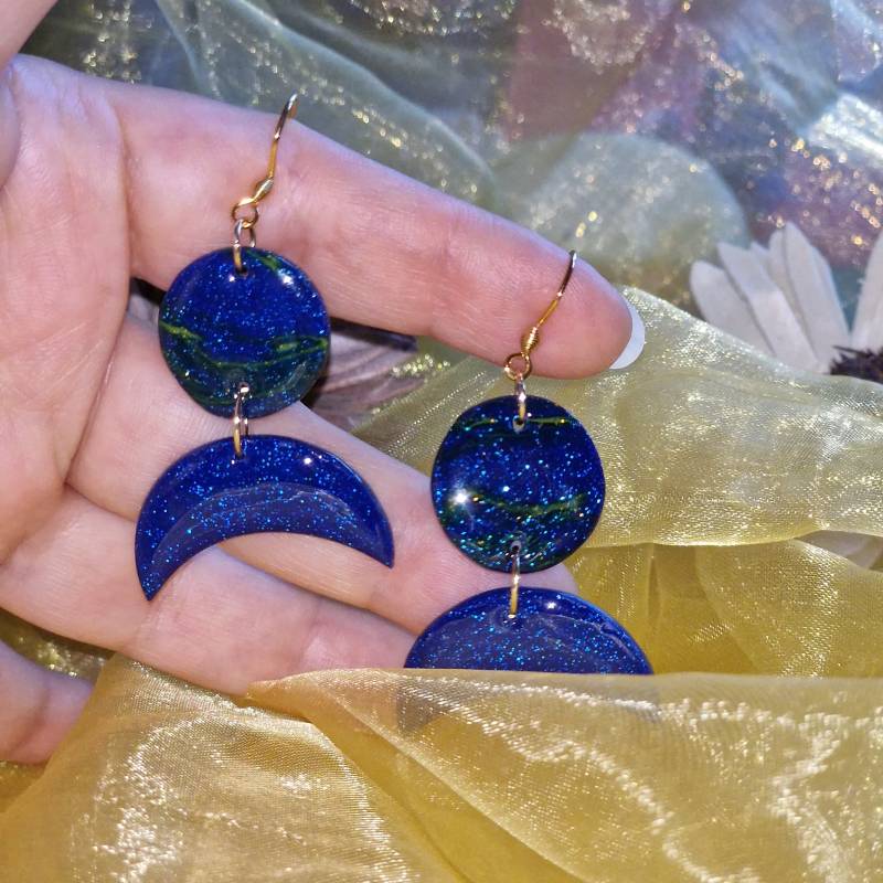 Blaue Halbmond Ohrringe Mit Harz Überzogen, Celestial Schmuck, Handgemachte Aus Polymer Clay von PariHaus