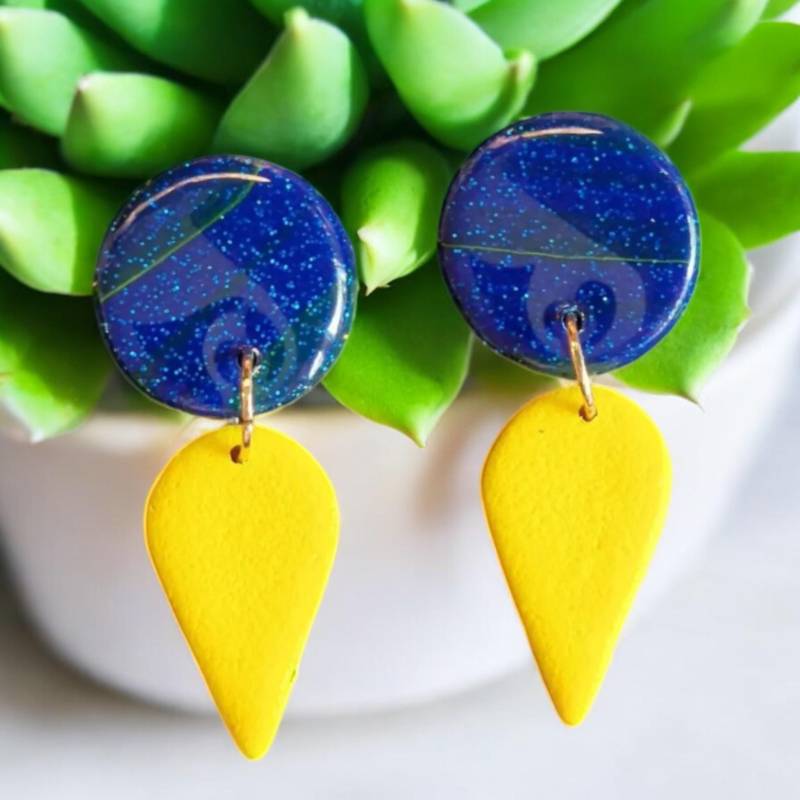 Blaue Und Gelbe Hängeohrringe, Mit Harz Überzogen, Statement Schmuck, Handgemachte Ohrringe Aus Polymer Clay von PariHaus