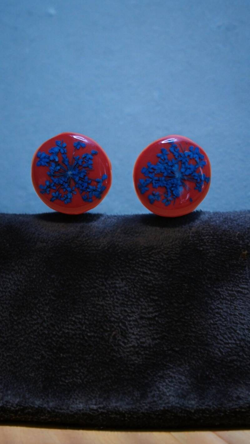 Roter Ohrring Mit Getrockneter Blume Und Harzbeschichtetem Polymer-Ton-Ohrring von PariHaus
