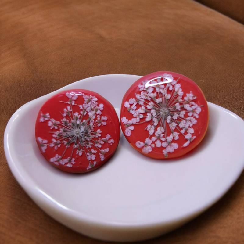 Roter Ohrring Mit Getrockneter Blume Und Harzbeschichtetem Polymer-Ton-Ohrring von PariHaus