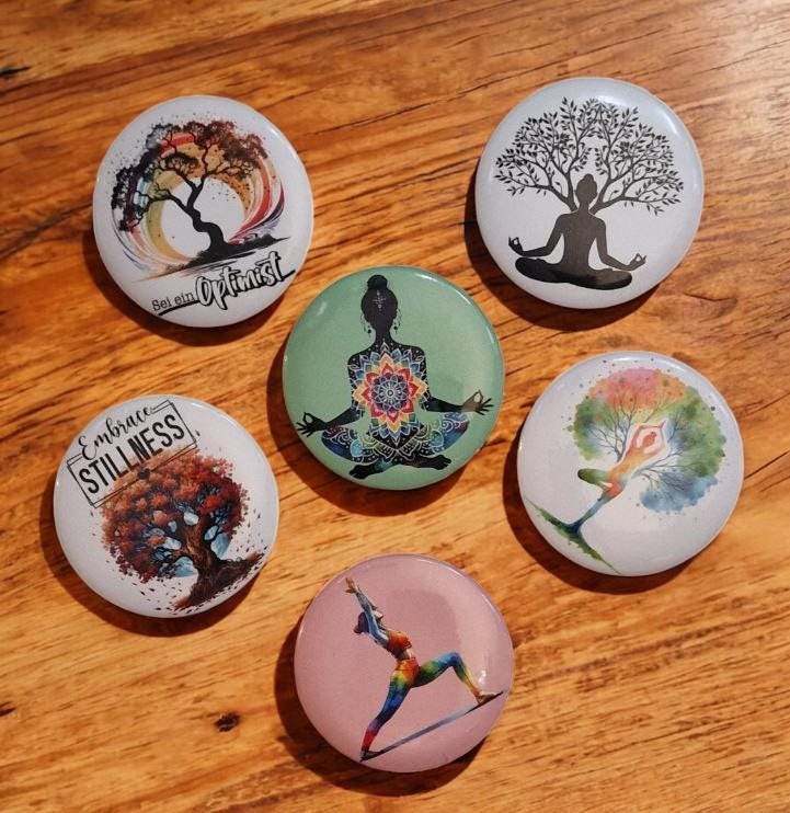 Yoga Und Meditationsstecker - 58 Mm, Hochwertiges Wasserdichtes Vinyl-Finish, Verschiedene Designs & Rückseitenoptionen von PariHaus