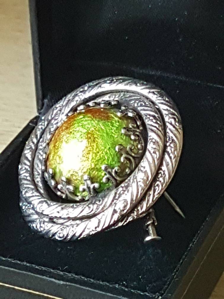 Einzigartige Atemberaubende Vintage Französisch Silber Wirbelte Fleur De Lis Umrandet Serpentin-Wie Stein Pin Brosche-Auffällig Stück Modeschmuck von ParisianParadise