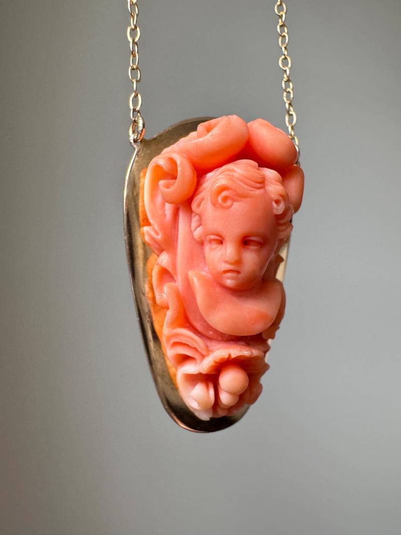 Antike Geschnitzte Korallen Cherub Cupid Anhänger Halskette von ParkAvenueAntiques0