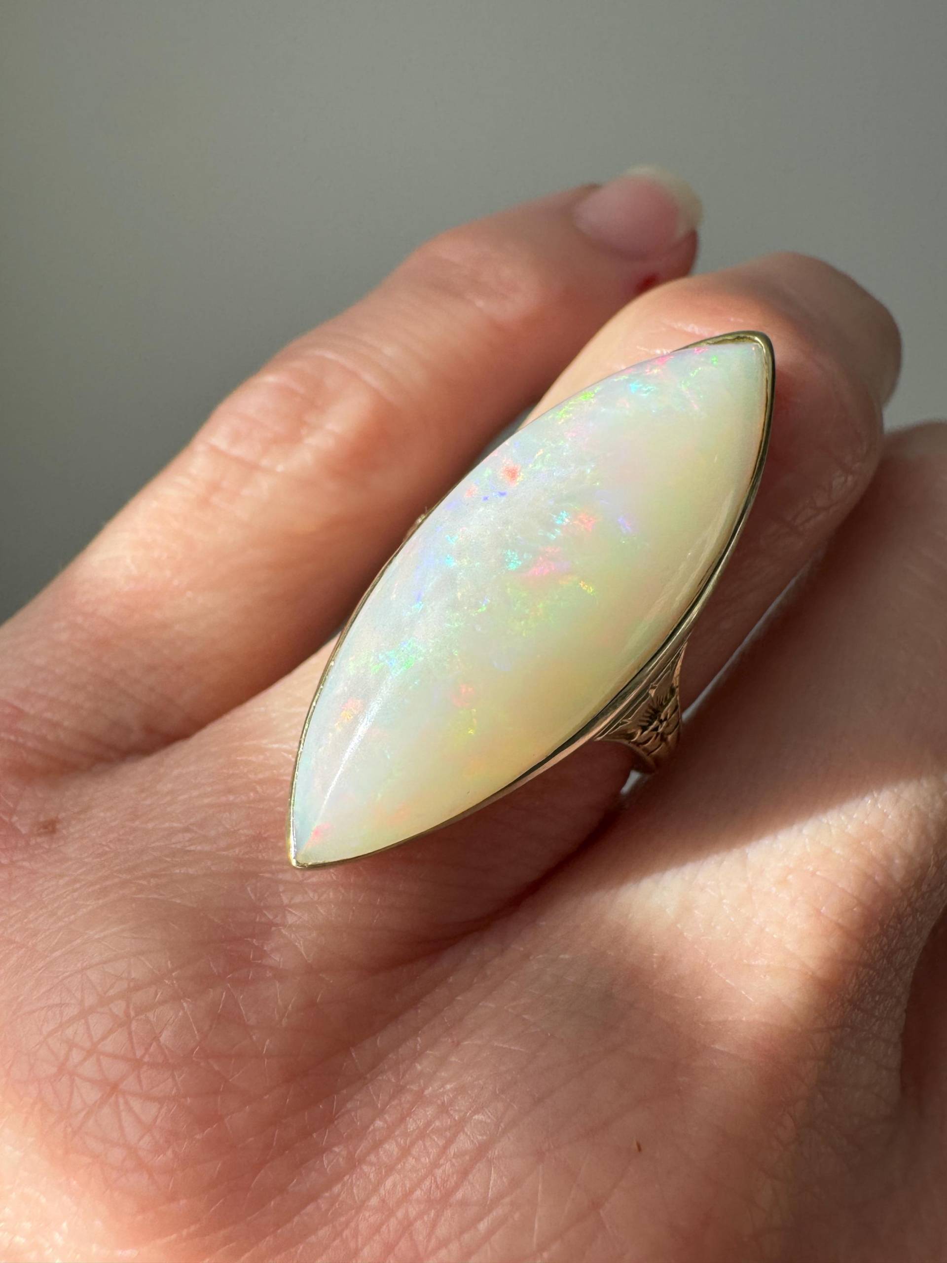 Antiker Art Deco Opal Navette Ring - 12.8 Karat von ParkAvenueAntiques0