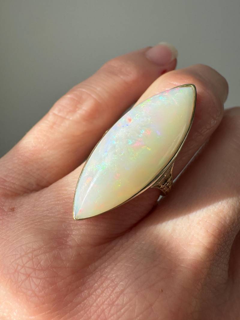 Antiker Art Deco Opal Navette Ring - 12.8 Karat von ParkAvenueAntiques0