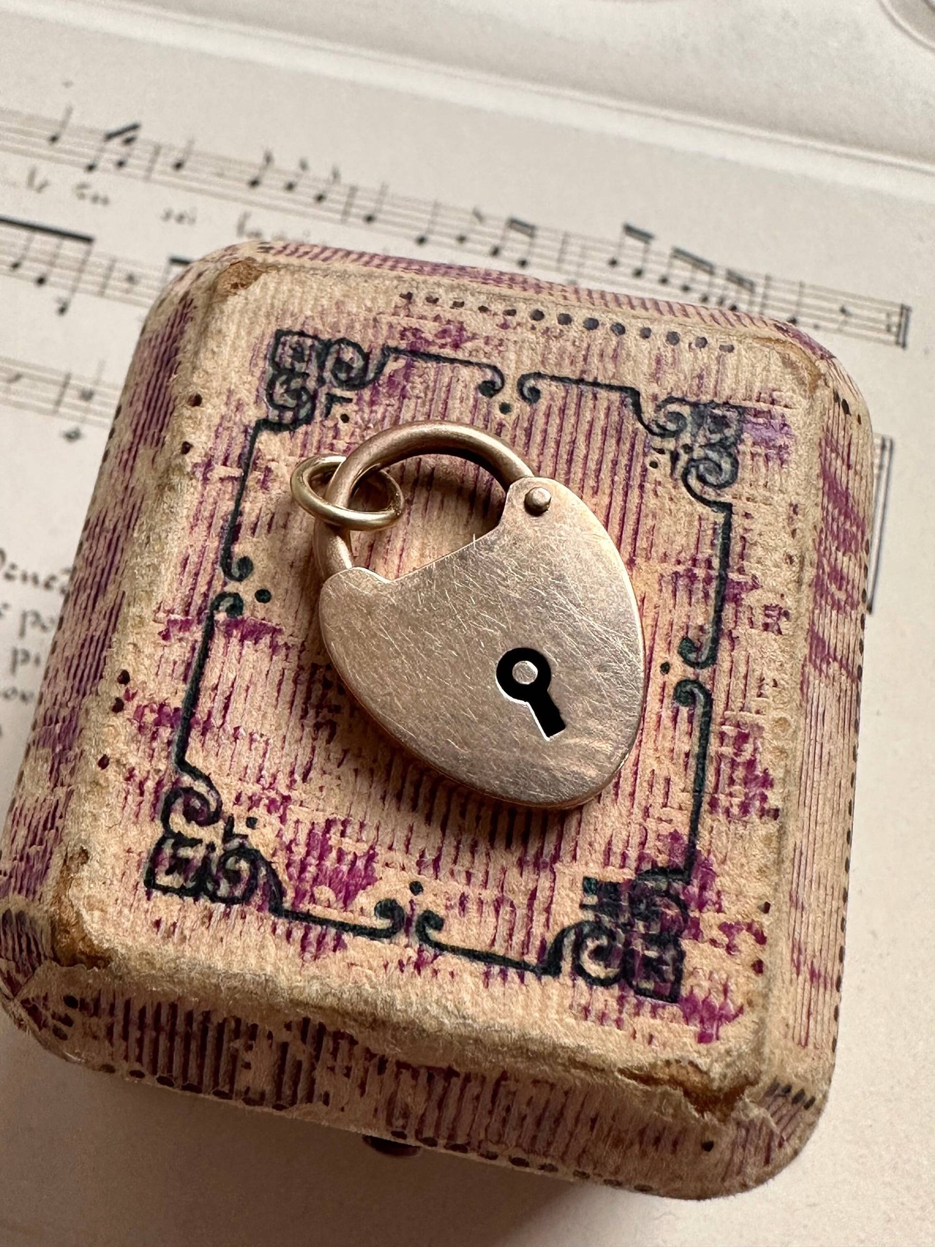 Antikes 9K Rose Gold Vorhängeschloss Lock Charm Anhänger Mit 14K von ParkAvenueAntiques0