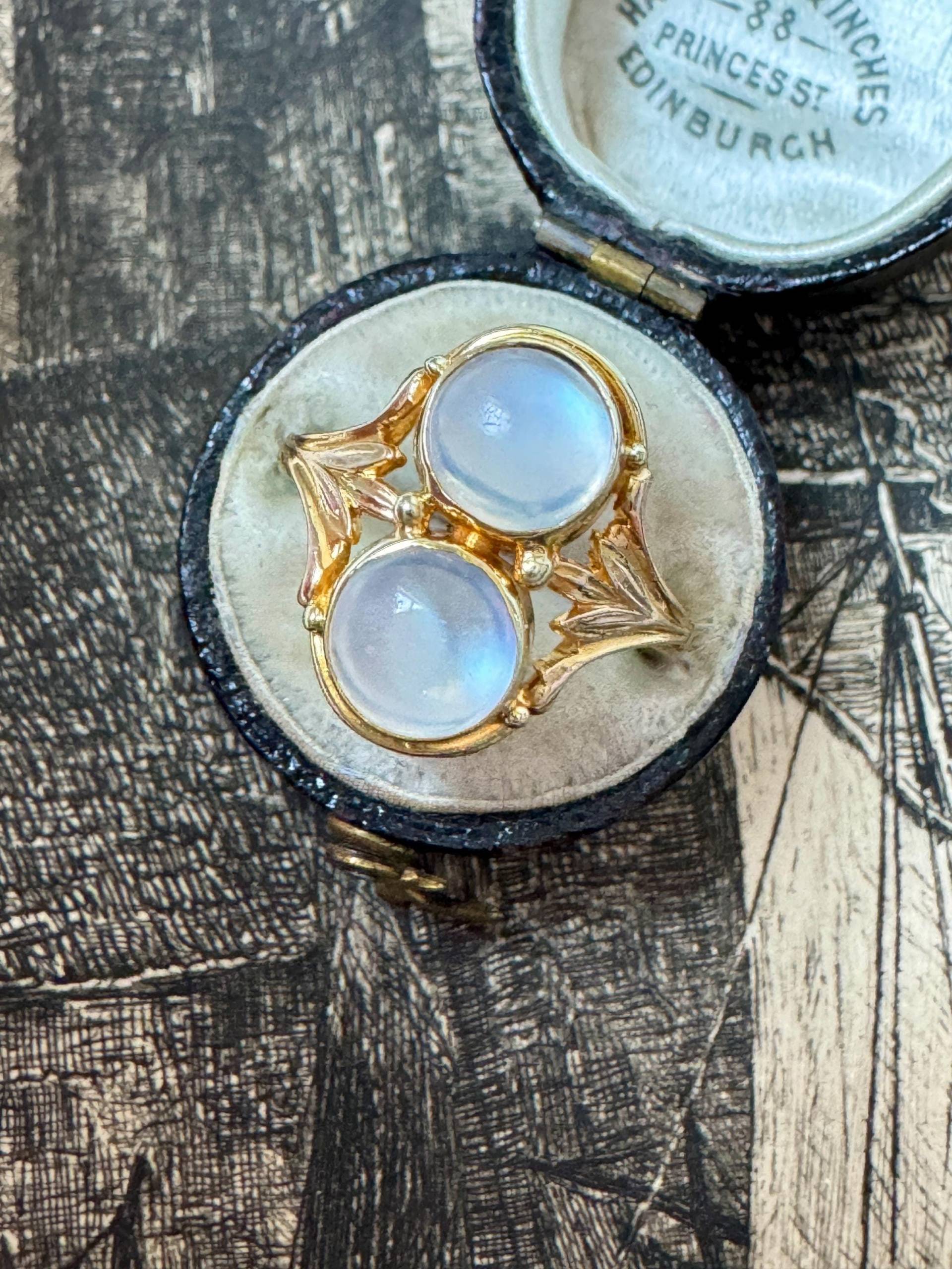 Jugendstil Blauer Blitz Mondstein Toi Et Moi Ring von ParkAvenueAntiques0