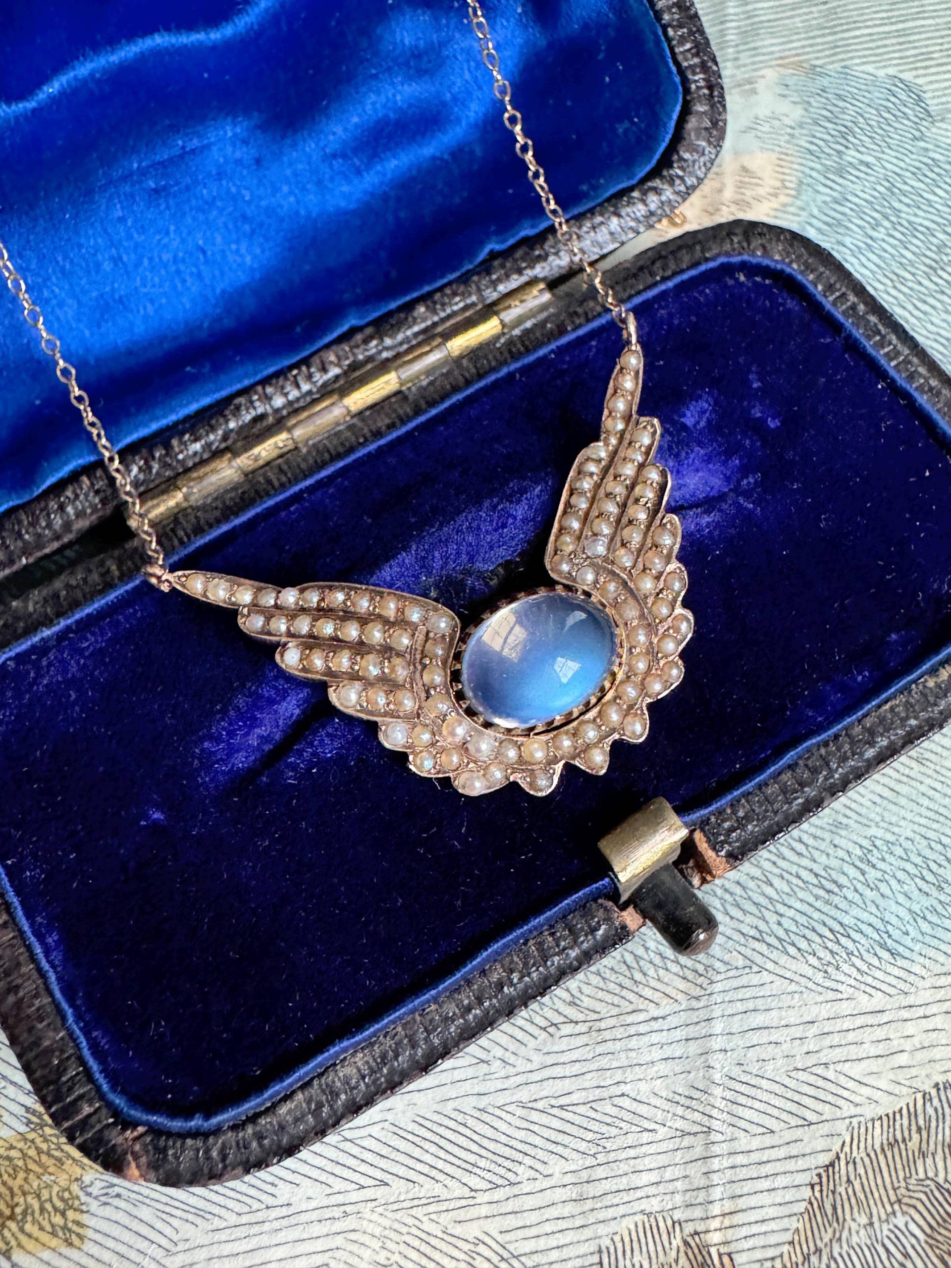 Maßgeschneiderte 14K Halbperlen Engelsflügel Und Blue Flash Mondstein Halskette von ParkAvenueAntiques0