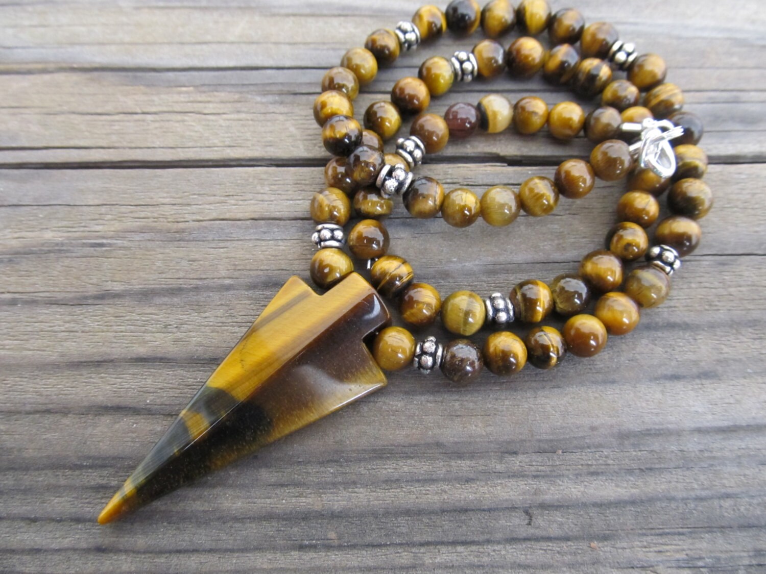 Herren Perlen Gold Tigerauge Pfeil Anhänger Halskette Herren Perlen Gold Tigerauge Pfeil Anhänger Halskette von ParkerPendants