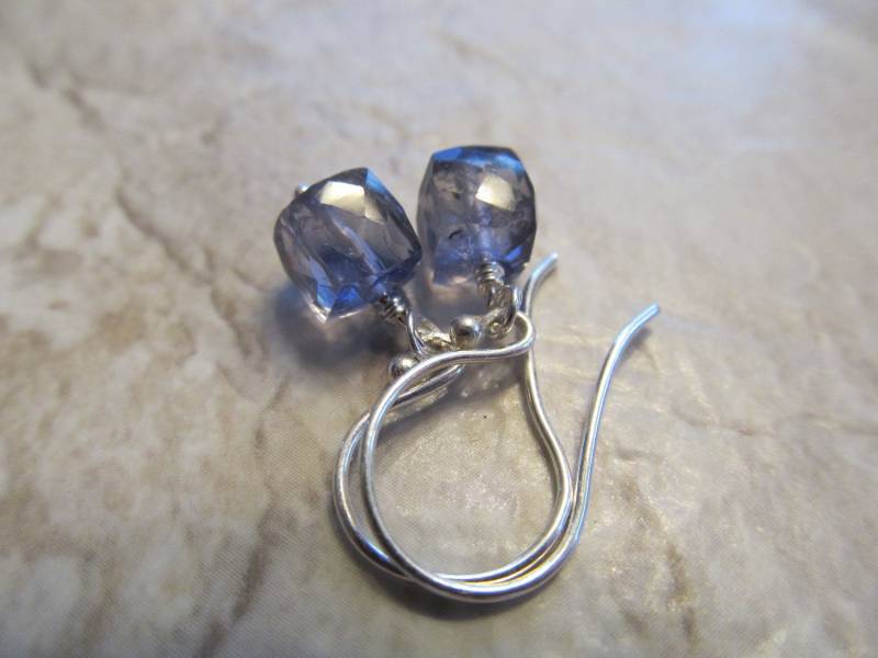 Iolith Facettierte Würfel Ohrringe Aus Sterling Silber, 1" Lang, Wasser Saphir von ParkerPendants