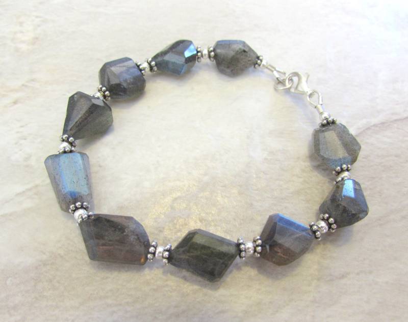 Luxe Labradorit-Nugget-Armband Aus Sterlingsilber Luxe Labradorit-Nugget-Armband Aus Sterlingsilber von ParkerPendants