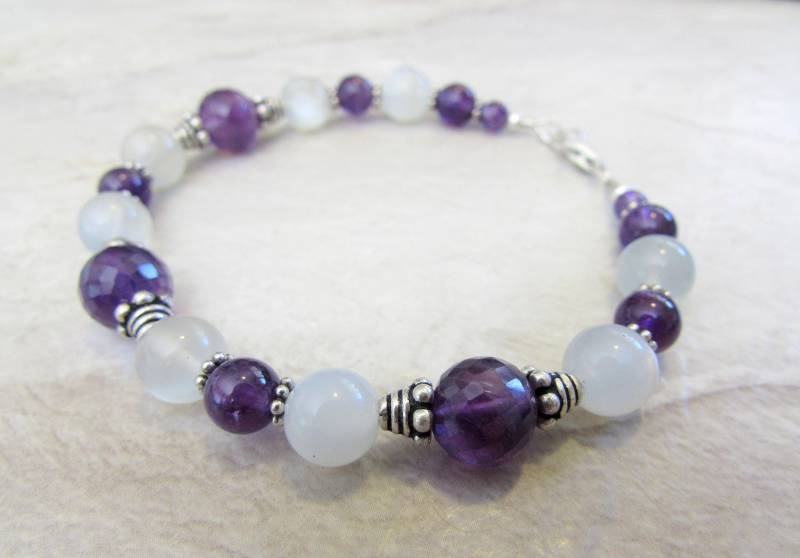Reflektierende Weiße Mondstein, Amethyst & Sterling Silber Bali Perlenarmband von ParkerPendants