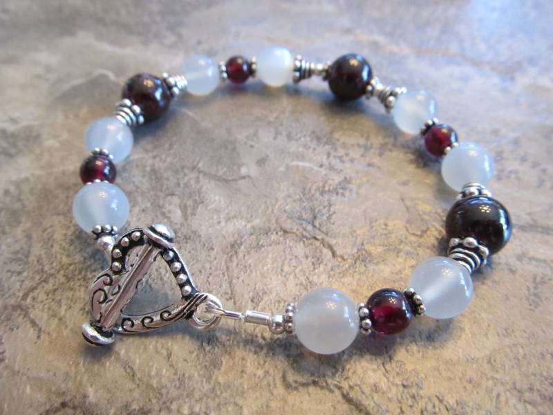 Reflektierende Weiße Mondstein, Reich Rot Granat & Sterling Silber Bali Perlenarmband von ParkerPendants