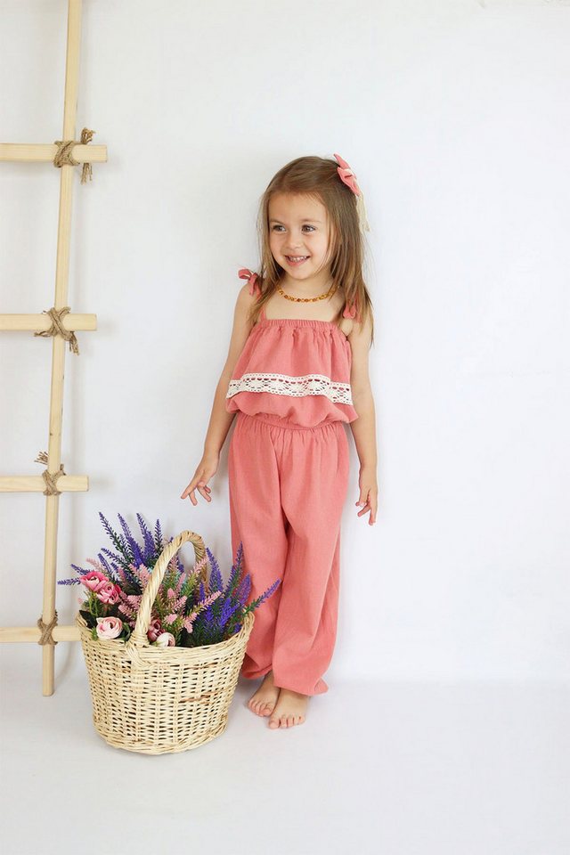 Parla Kids Overall Lachsfarbener Jumpsuit mit Spitzendetails, schmale Träger - Haarspange von Parla Kids