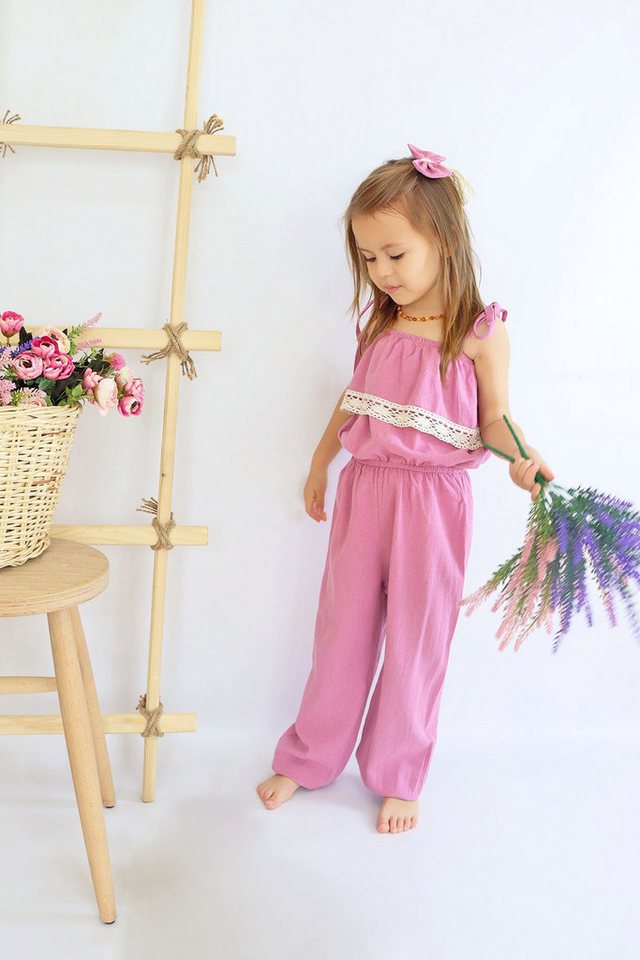 Parla Kids Overall Lila Jumpsuit mit Spitzendetails, schmalen Trägern und Haarspange von Parla Kids