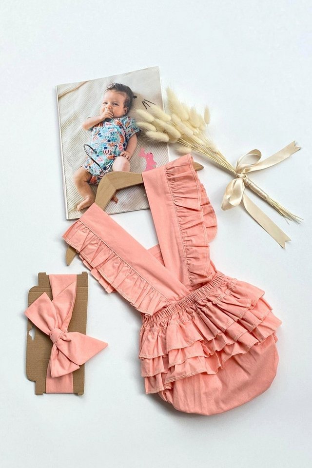 Parla Kids Strampler Entzückende Baby Salopette - lachsfarben - mit Haarband von Parla Kids