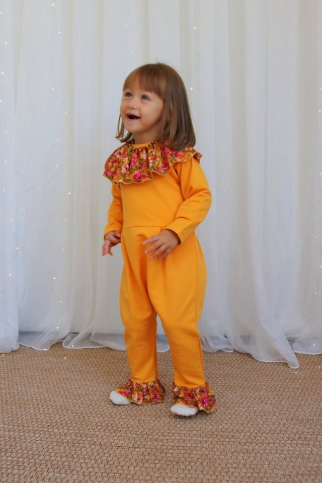 Parla Kids Strampler Strampler in senfgelb - langärmlig - mit Blumenmuster am Kragen von Parla Kids