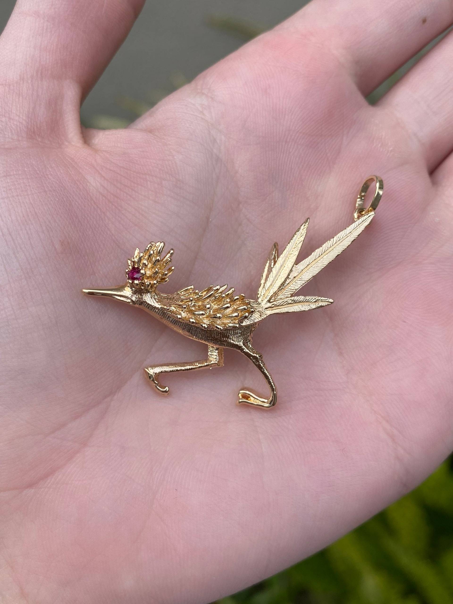 Vintage 14K Gelbgold Spinell Road Runner Charm - Rosa Edelstein Anhänger Für Halskette Echtes Gold Feiner Nachlass Schmuck von ParlayJewelry