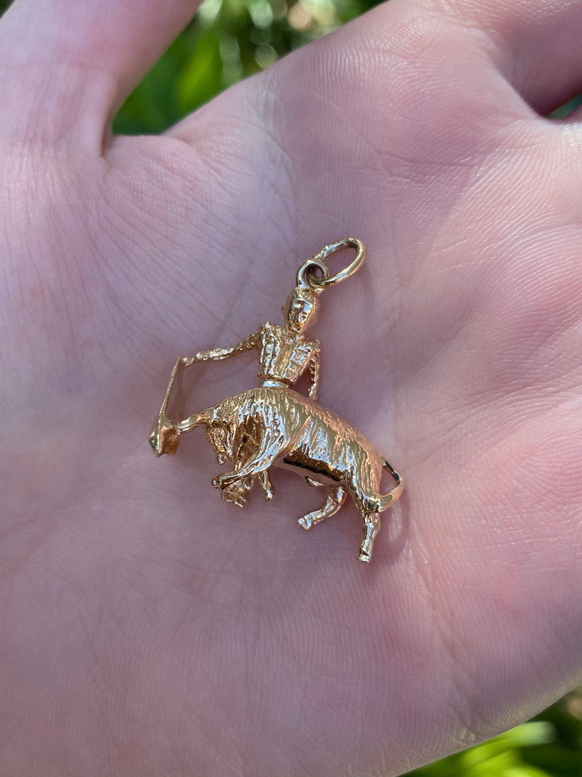 Vintage 14K Gelbgold Stier Und Matador Charm - Qualitäts Fine Estate Schmuck Echtes Gold Armband Halskette Tier Anhänger von ParlayJewelry