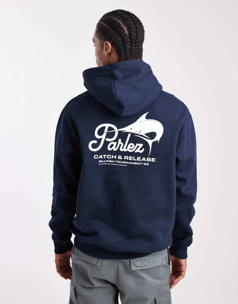 Parlez - Kapuzenpullover in Blau mit Fischer-Logo-Grafik und Rückenprint im Siebdruckverfahren-Marineblau von Parlez