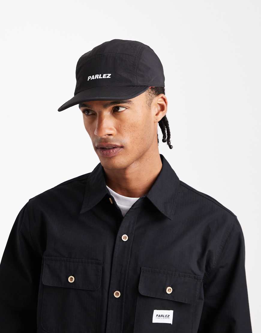 Parlez - Wendekappe in Schwarz mit 5-Panel-Design und Fleecefutter samt Monogramm-Print von Parlez