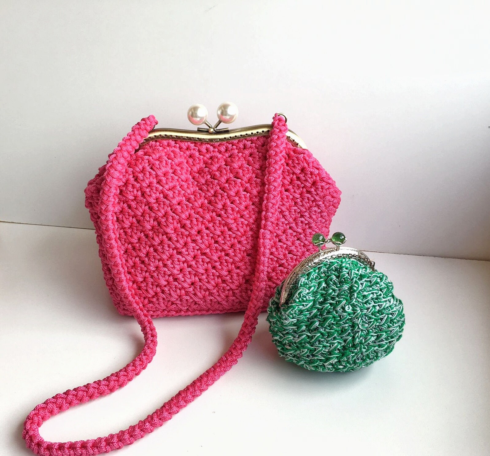 Handgemachte Häkeltasche Mit Fuchsia-Schnur Und Gefüttert Blumen Stoff/ Umhängetasche/Trendiges Geschenk Sommermode Handgemachte Häkeltasche Mit Fuchsia-Schnur Und Gefüttert Blumen Stoff/ Umhängetasche/Trendiges Geschenk Sommermode von ParthenopeLab