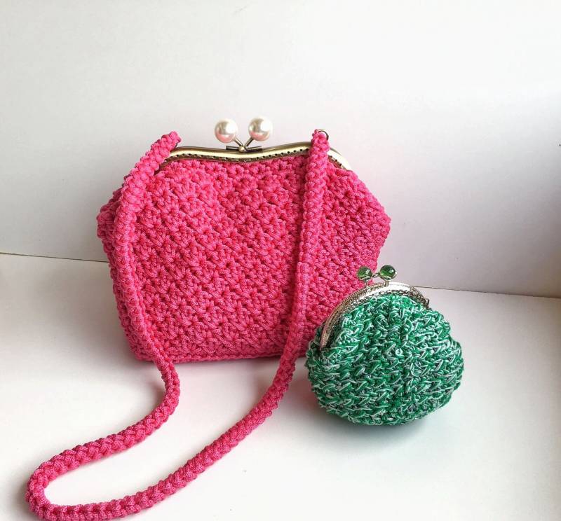 Handgemachte Häkeltasche Mit Fuchsia-Schnur Und Gefüttert Blumen Stoff/ Umhängetasche/Trendiges Geschenk Sommermode von ParthenopeLab