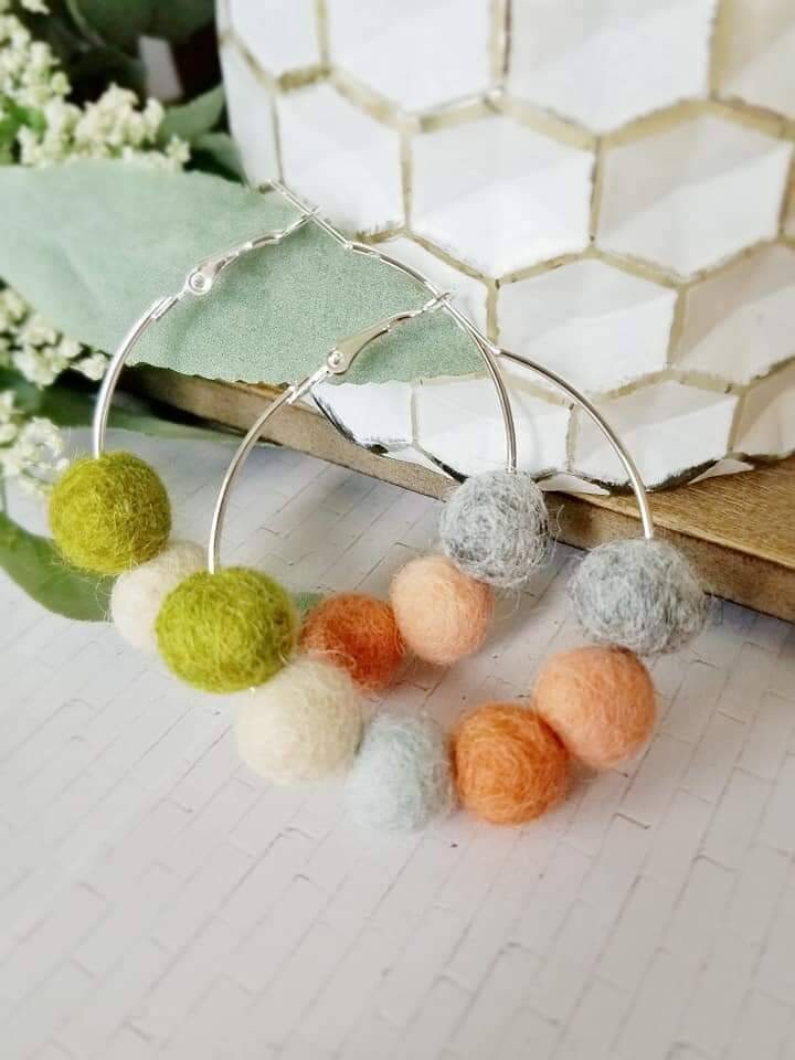 Filz Pom Hoop Ohrringe, Neutral Statement Schmuck, Perlenkugeln von PartiPomsEarrings