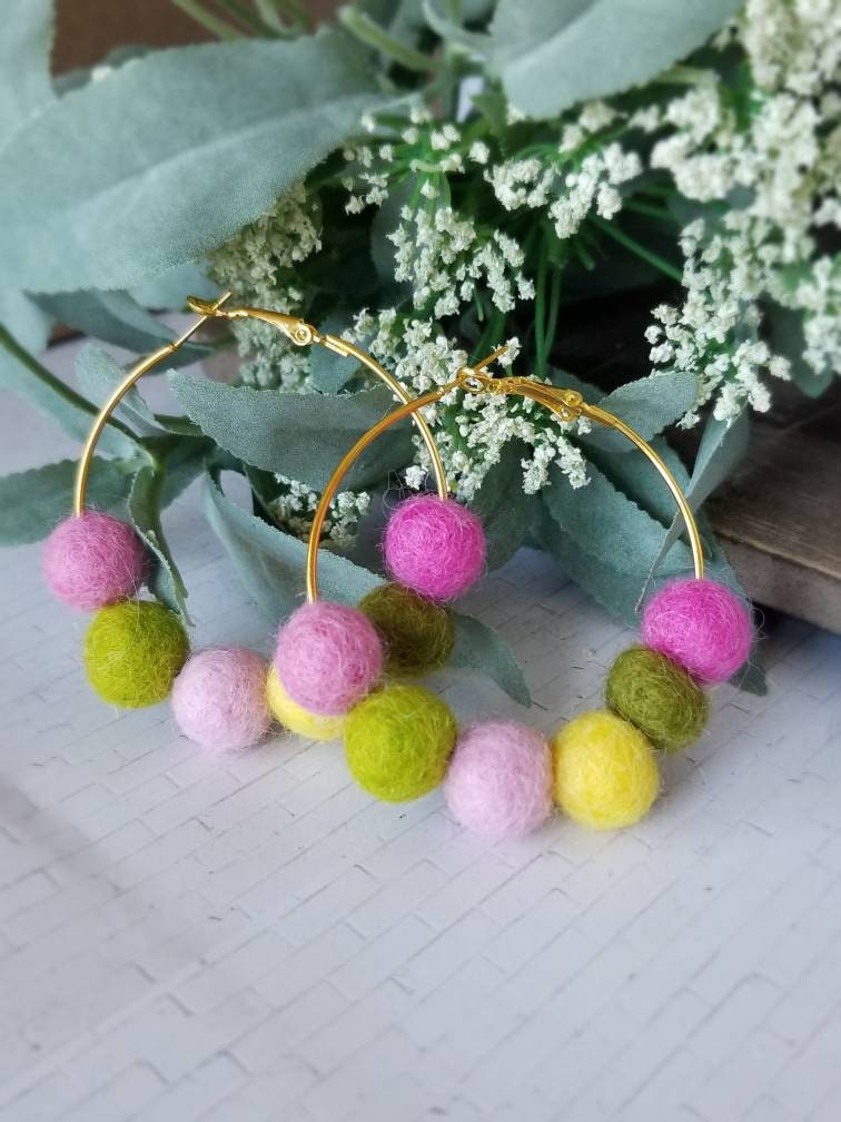 Filz Pom Ohrringe, Frühling Statement Schmuck, Perlenkugeln Filz Pom Ohrringe, Frühling Statement Schmuck, Perlenkugeln von PartiPomsEarrings