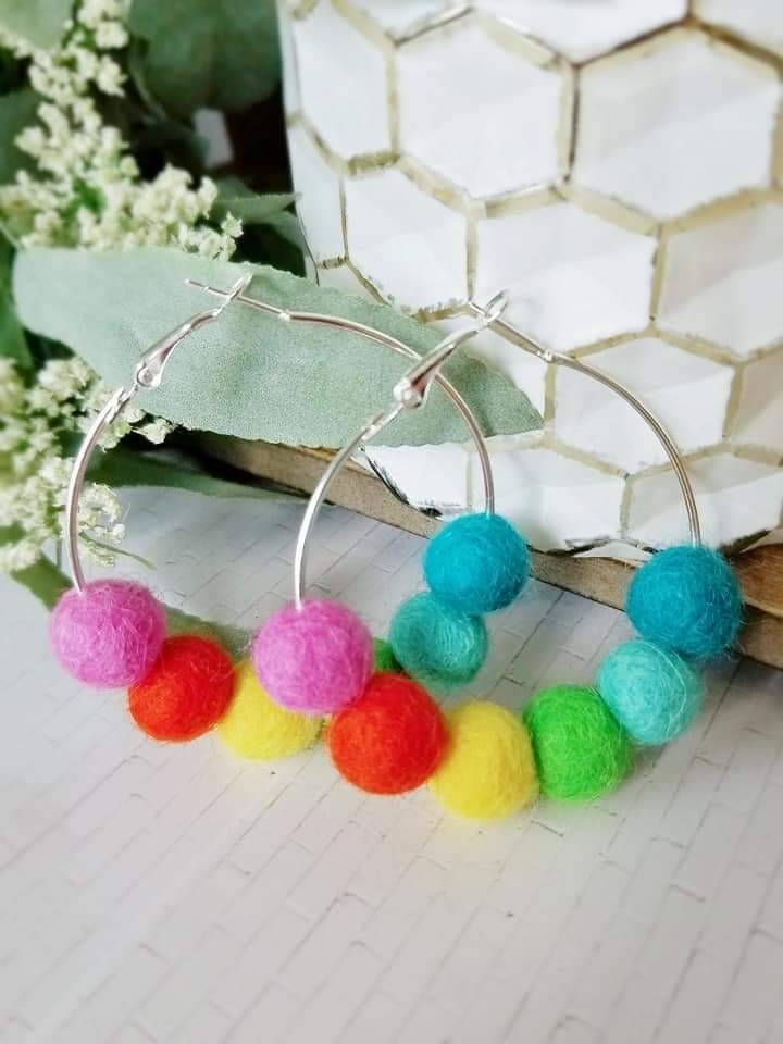Filz Pom Ohrringe, Regenbogen Statement Schmuck, Perlenkugeln Filz Pom Ohrringe, Regenbogen Statement Schmuck, Perlenkugeln von PartiPomsEarrings